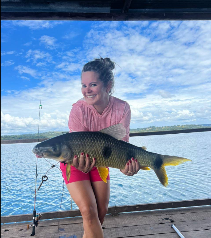 Pescadora com peixe no tablado